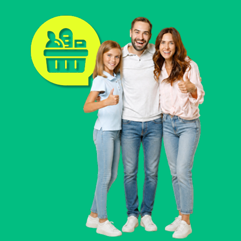 Casal e criança sorriem para a foto, sob um fundo verde, na campanha Saber Poupar da DECO PROteste